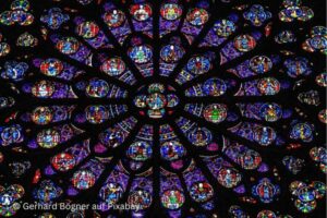 Bundglasfenster in einer Kirche. © Gerhard Bögner auf Pixabay